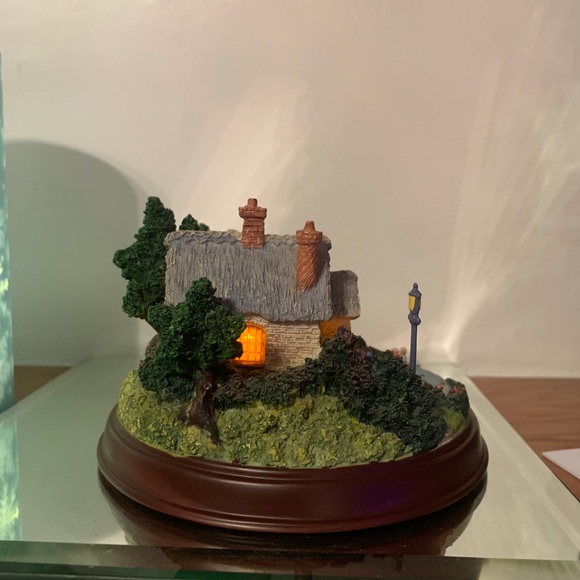 Thomas Kinkade Everett’s Cottage Light Up House - Picture 7 of 10